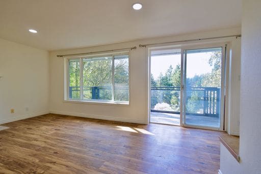 Building Photo - Modern Remodeled 2BR Duplex with Garage in Prime Shoreline Location