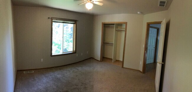 Building Photo - 795 NE Majesty Ln