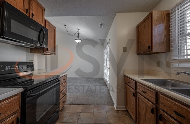 Building Photo - *ONE MONTH FREE* Cozy 1BR, 1BA End Unit Townhome In North Durham