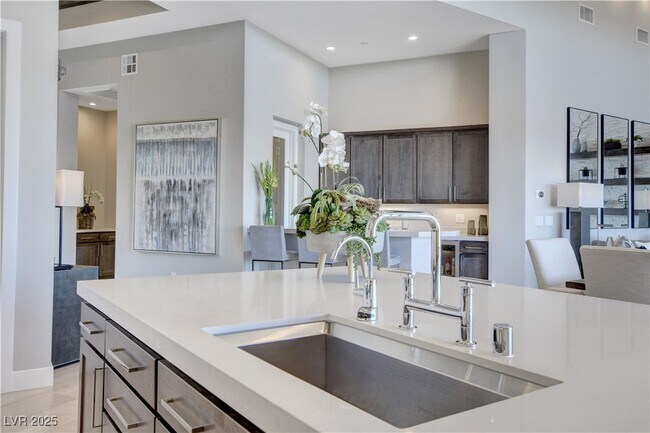 Building Photo - 6300 Clovis Point St