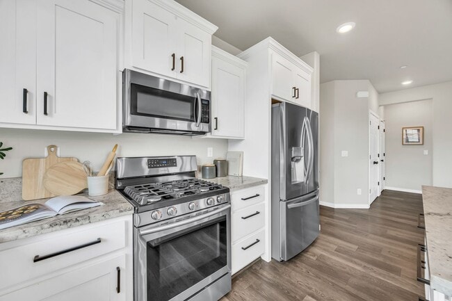 Building Photo - Newer Home on Large Corner Lot with Lots of Natural Light!