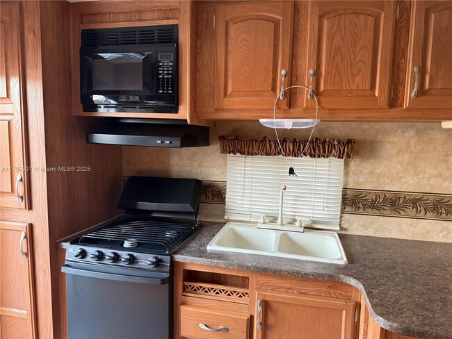 Building Photo - 706 W 40th Pl