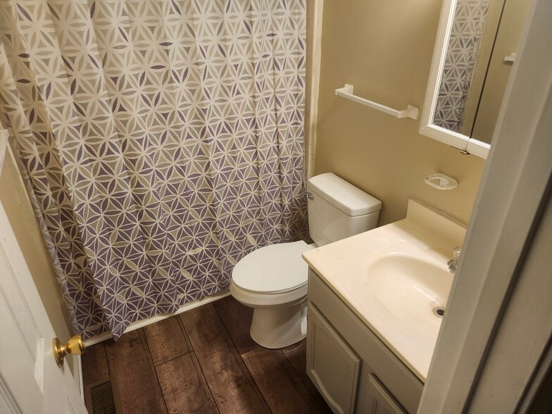 Full Bathroom - 12 Oneonta Dr