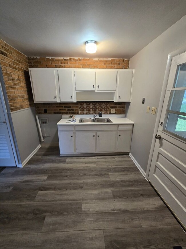 Building Photo - 3 BEDROOM SINGLE FAMILY