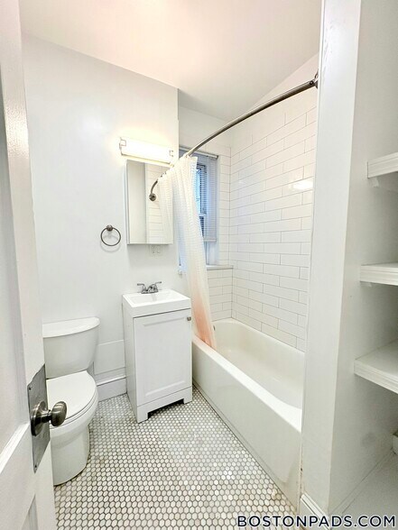 Building Photo - 121 Park Dr