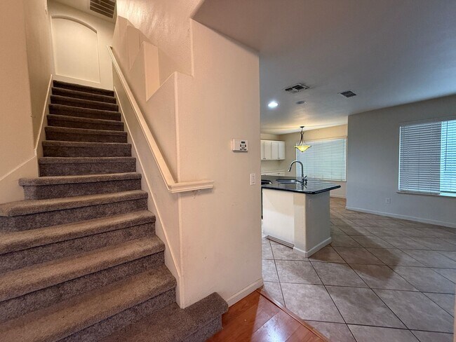 Building Photo - Big Beautiful Home