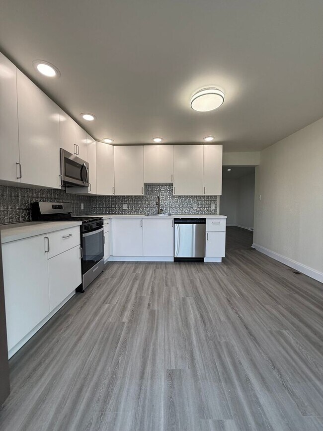 Building Photo - Updated 4BR / 2 Bath Home with off-street parking!