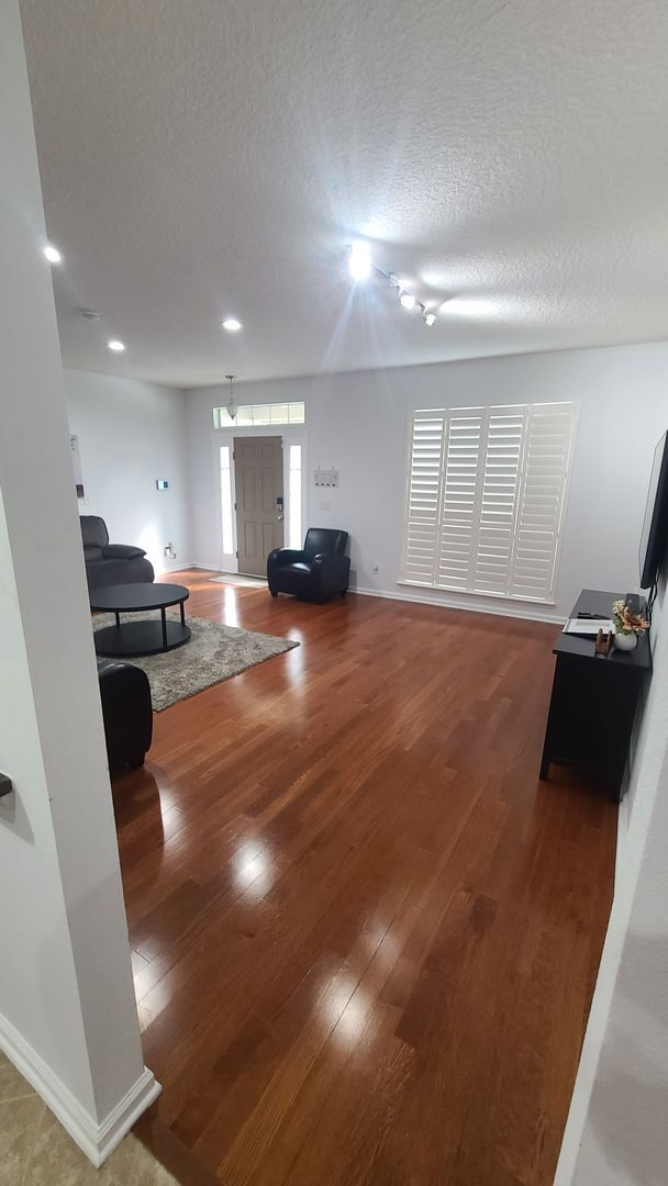 Building Photo - 4BR/3BA Gorgeous, fully-furnished home rea...