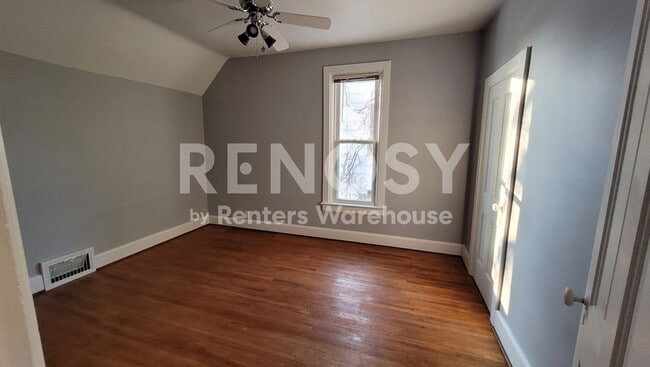 Building Photo - 4BD/2BA in Newport Available Now!