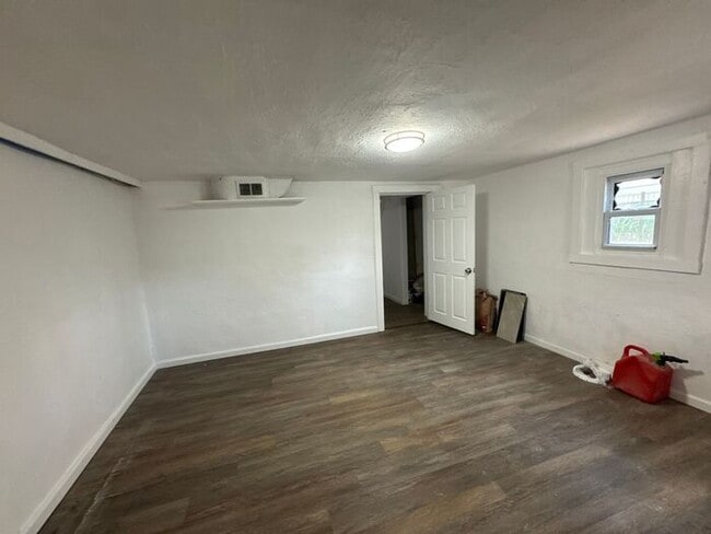 Building Photo - Beautifully renovated with mother in law s...