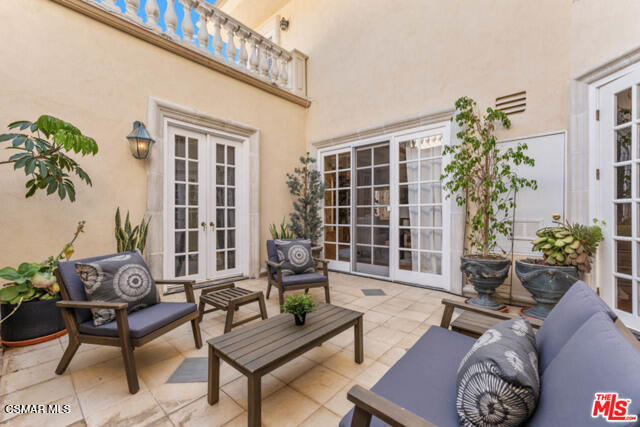 Building Photo - 4440 Hayvenhurst Ave