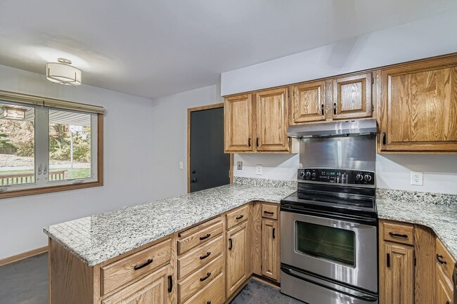 Building Photo - 815 Lakeview Dr