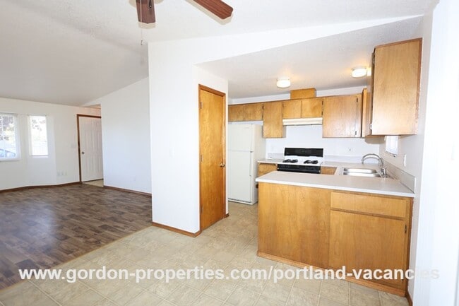 Building Photo - SE Schiller St - ranch style 3 bedroom home