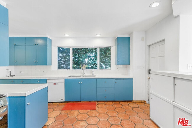 Building Photo - 1530 Valley View Rd