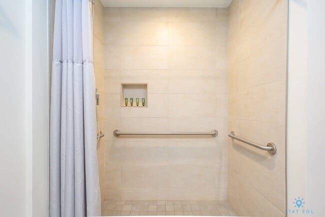 Building Photo - 327 Pierce St