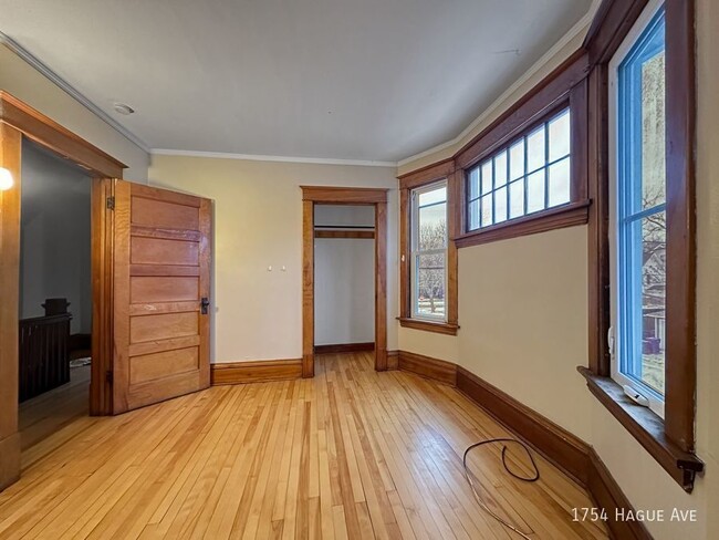 Building Photo - 4br 1ba ~ Security Deposit Free Alternativ...