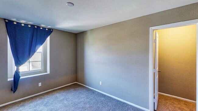 Building Photo - Beautiful 4-bedroom, 3-bath home with a loft.