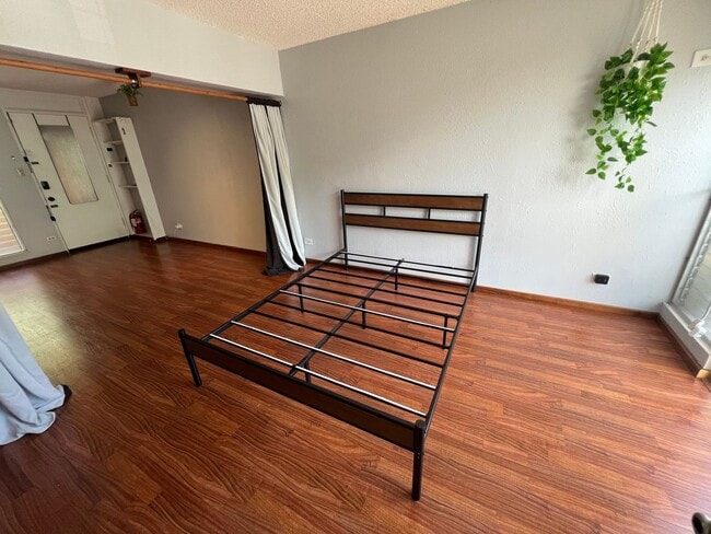 Building Photo - 392 sqft Studio with 1-bathroom, 1-parking...