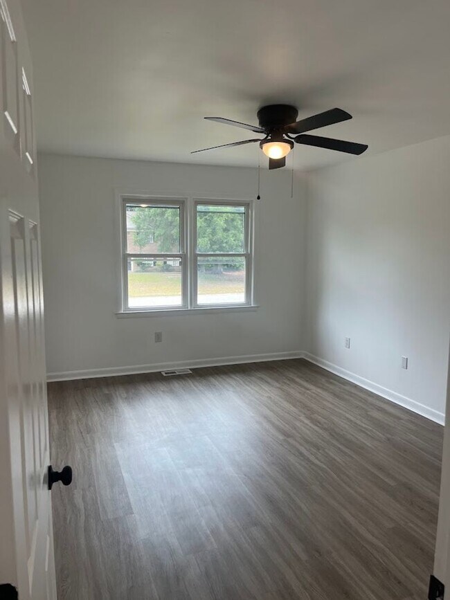 Building Photo - Available now. Water Included! Great 2BR/1...