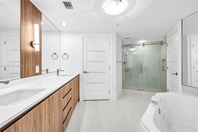 Building Photo - 18911 Collins Ave