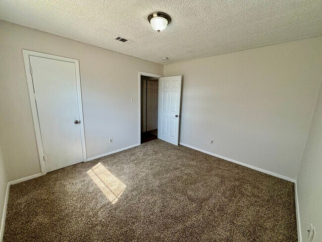 Building Photo - 800 Irwin Dr