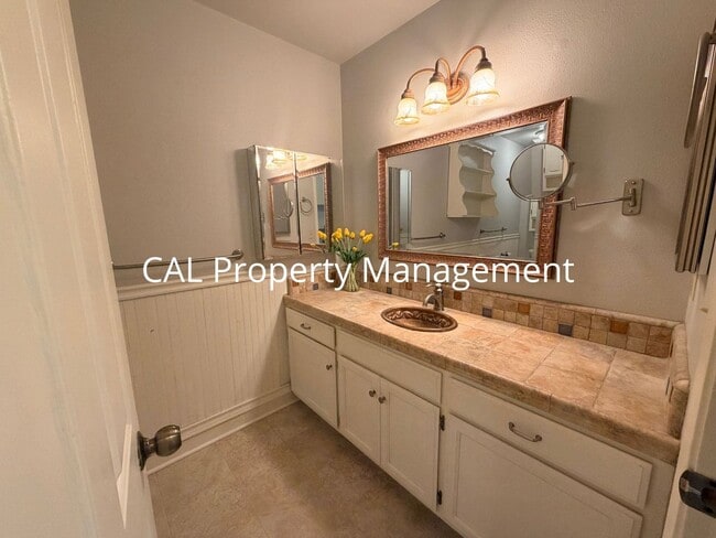 Building Photo - Charming 2BD Home in Gated Community with Pool & Garage