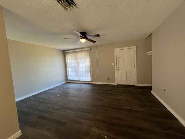 Building Photo - $1,450 ** Annual Lease ** 2 Bedroom / 1 Ba...