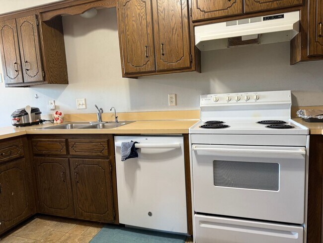 Building Photo - Low Maintenance Living - 2 Bedroom 2 Bathr...