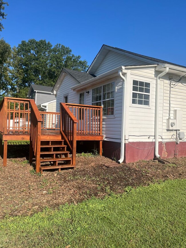 Building Photo - Two bedroom, 1 bath house in Durham