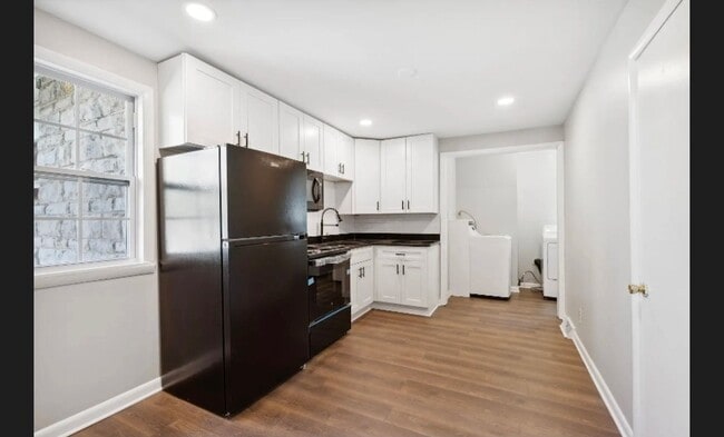 Building Photo - Newly Renovated Unit!