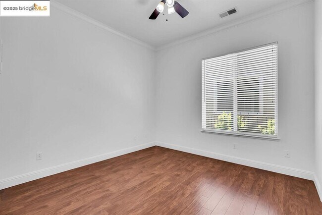 Building Photo - 909 Suntan Ln