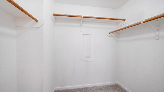 Building Photo - 827 Forest Ivy Ln