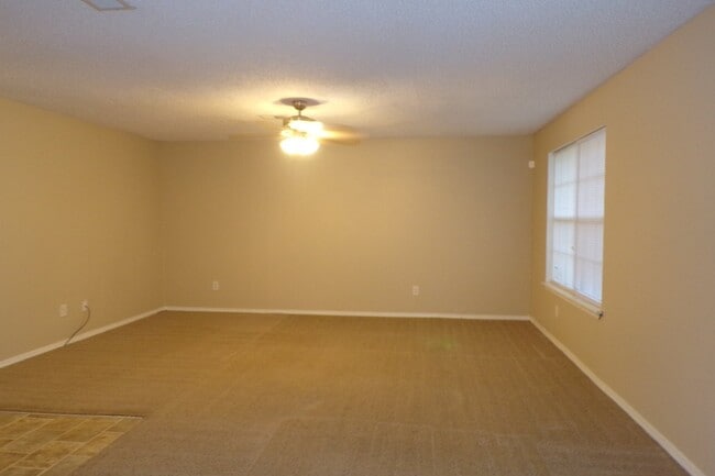 Building Photo - Spacious & Pet-Friendly 3/2 Home in West P...