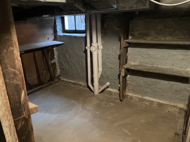 Secure storage in the dry basement - 5033 Devonshire Ave