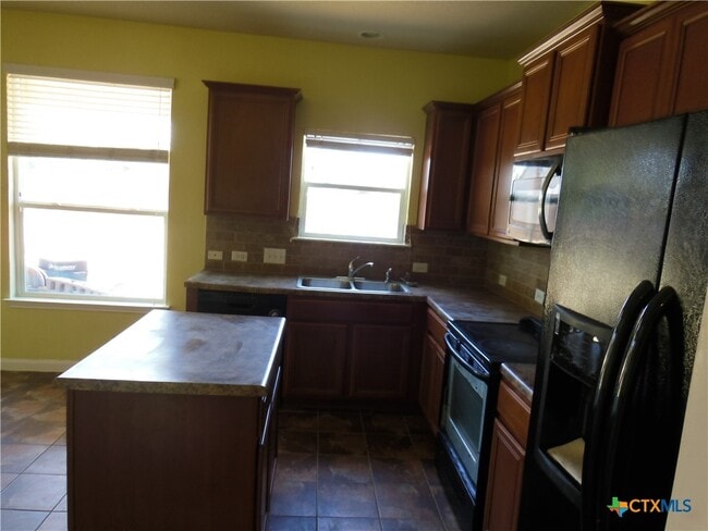 Building Photo - 753 Great Oaks Dr