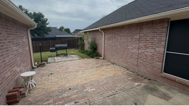 Building Photo - 716 Elm Falls Pl