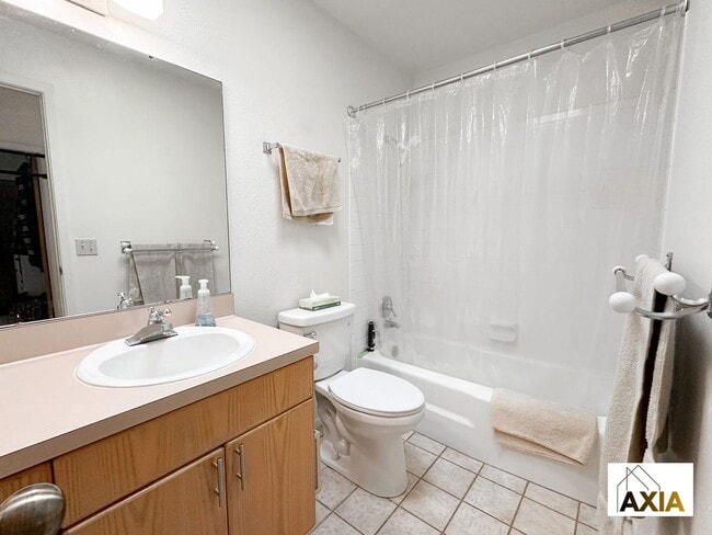 Building Photo - Spacious Home Right on the Park!