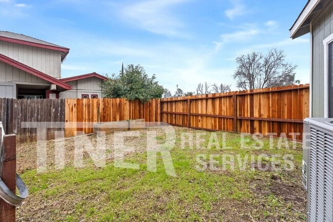 Building Photo - 6355 Villa Dr