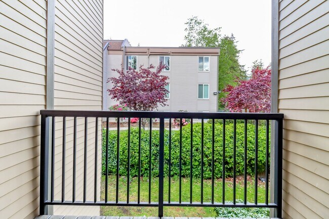 Building Photo - Bellevue Manor Condo, Great Location acros...