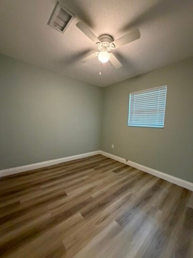 Building Photo - UNFURNISHED, UPDATED 3B/1.5B Home in the Heart of Ft. Walton Beach