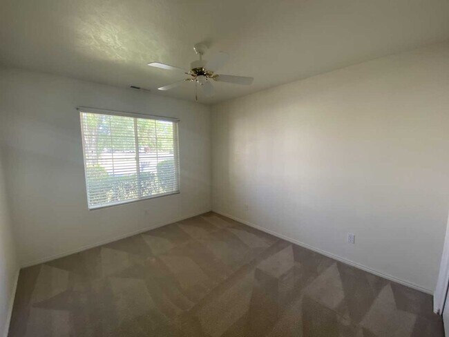 Building Photo - Charming Home Near Mathis Park