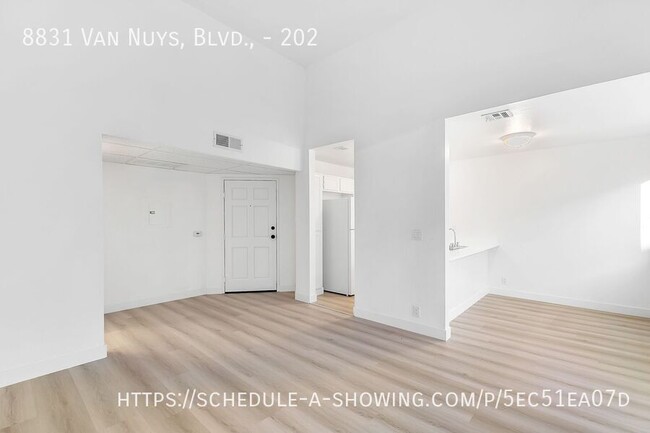 Building Photo - Beautiful updated spacious 1 Bed + 1 Bath ...