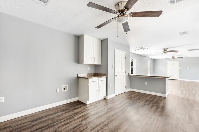 Building Photo - 520 E Defee Ave