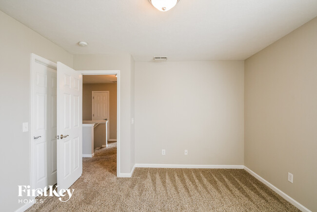 Building Photo - 8728 N Springview Dr