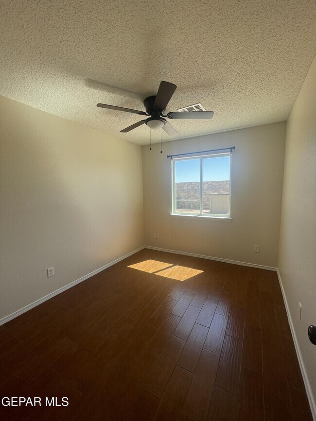 Building Photo - 1832 Shreya St