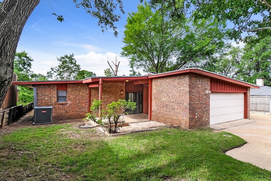 Building Photo - 1305 Rusdell Dr
