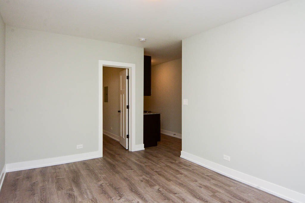 Building Photo - 712 W Brompton Ave