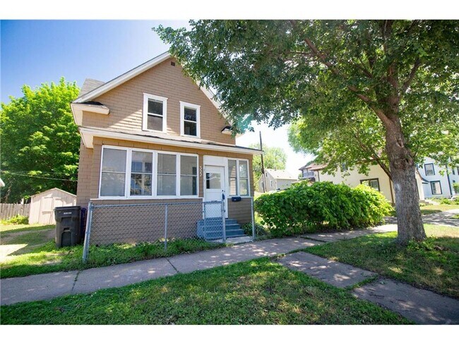 Primary Photo - 5 Bed house Near Concordia