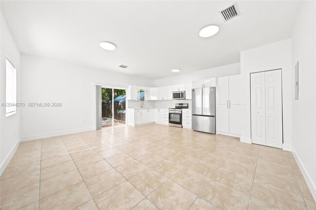 Building Photo - 145 NE 60th St