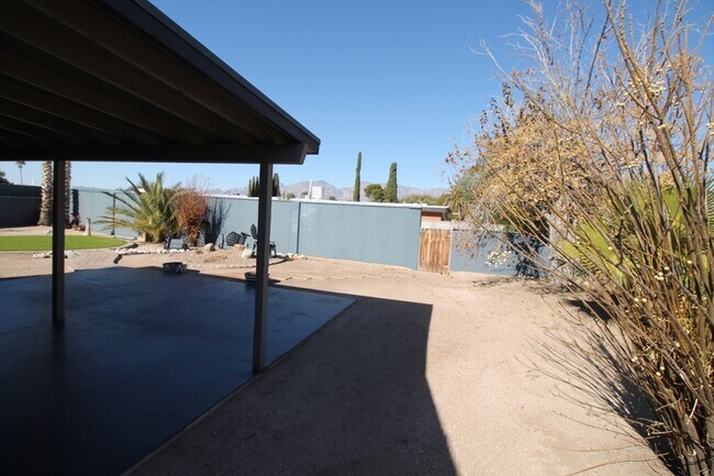 Building Photo - 8615 E Bellevue Pl